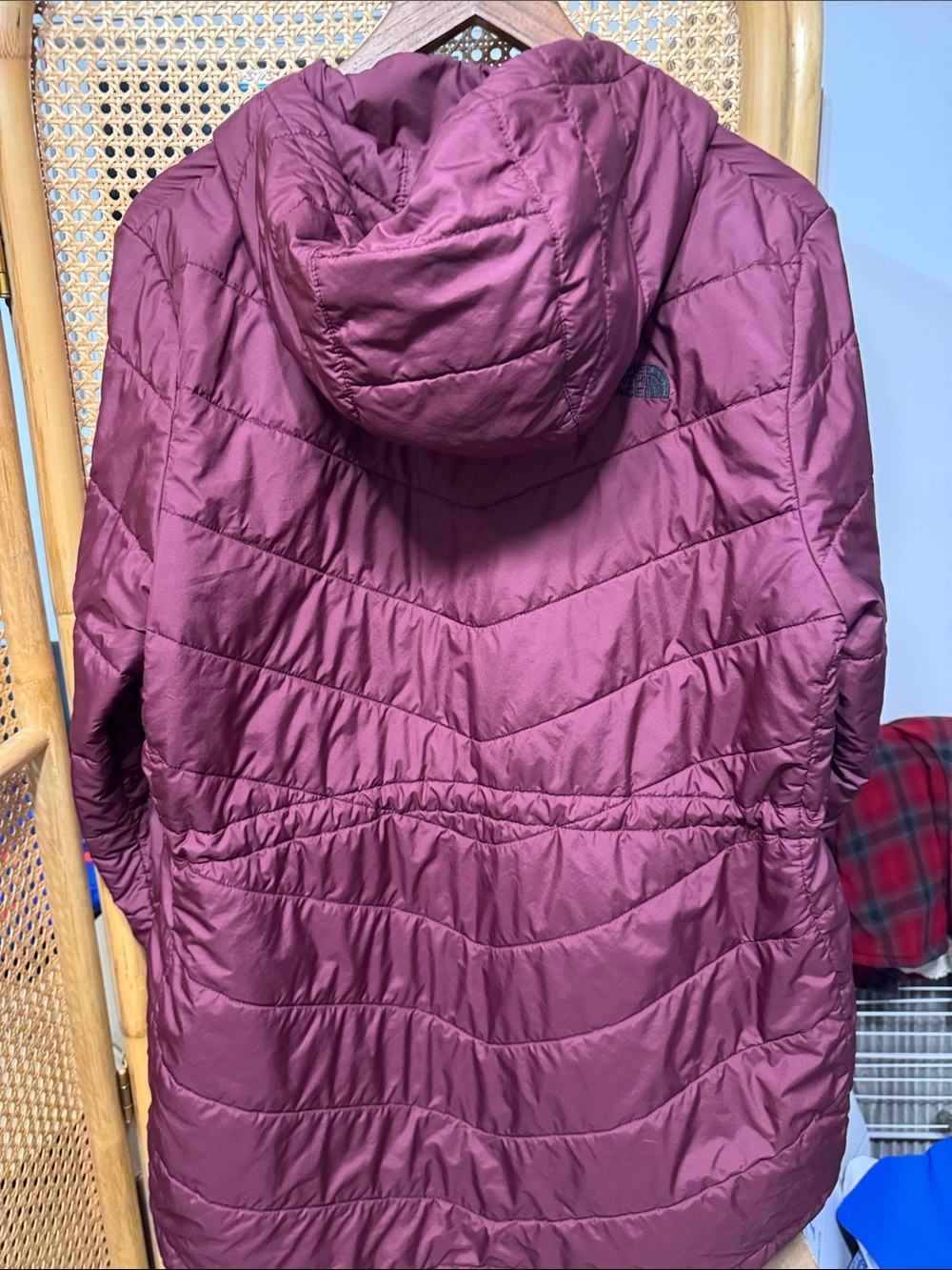 The North Face Women’s Hooded Puffer Jacket - cranberry - Picture 12 of 15